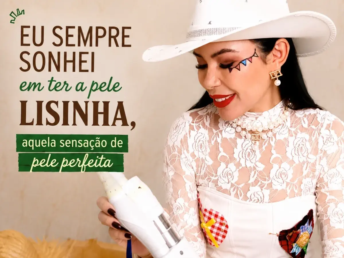 Equipe da Clínica Flávia Motta em ação com equipamento profissional de estética